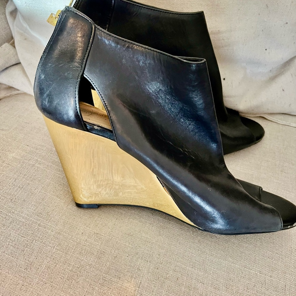Jessica Simpson Black and Gold Wedges good condition